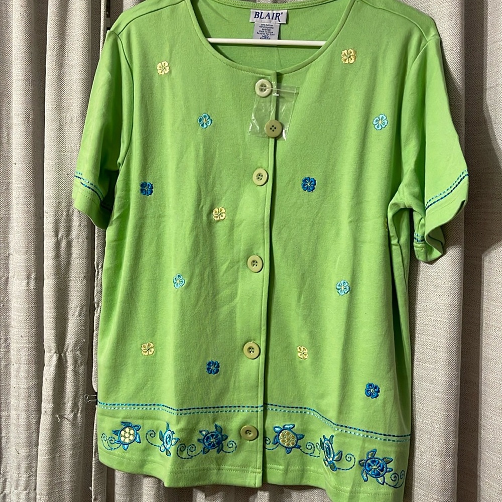 Green Short Sleeve Turtle Embroidered Button Down Top Size Medium NWOT
